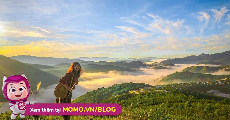 Một gia đình đang quây quần bên mâm cơm trong chòi lá riêng tư tại khu du lịch Tre Việt, tận hưởng không khí ấm cúng.